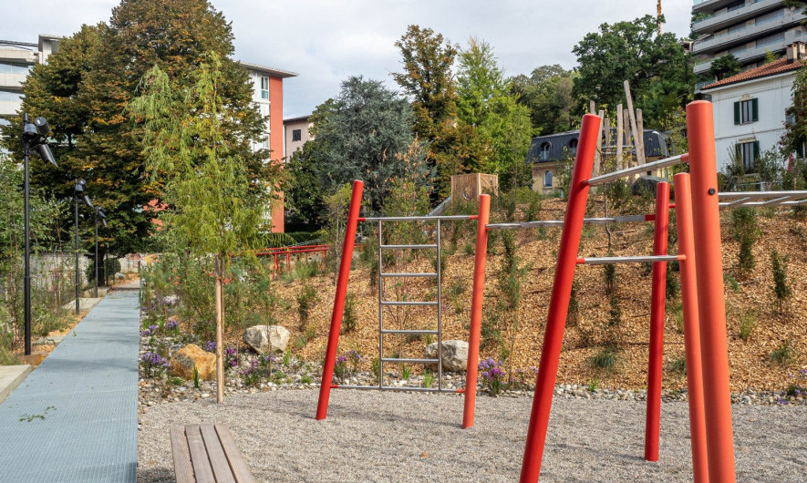Sol perméable et végétation variée sur la nouvelle aire de jeux. © Ville de Lugano, Service des espaces urbains et des espaces verts publics