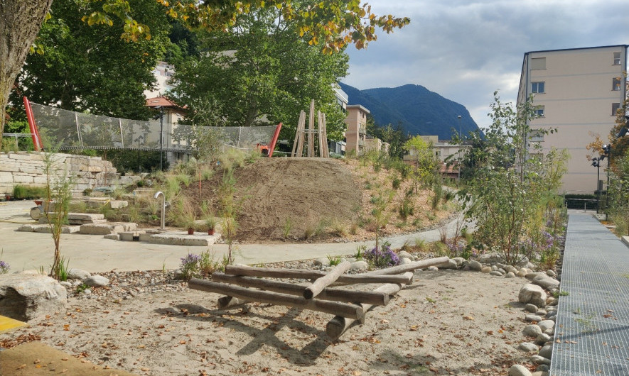 Travaux de maçonnerie réalisés avec des blocs de récupération provenant de démolitions locales. © Ville de Lugano, Service des espaces urbains et des espaces verts publics
